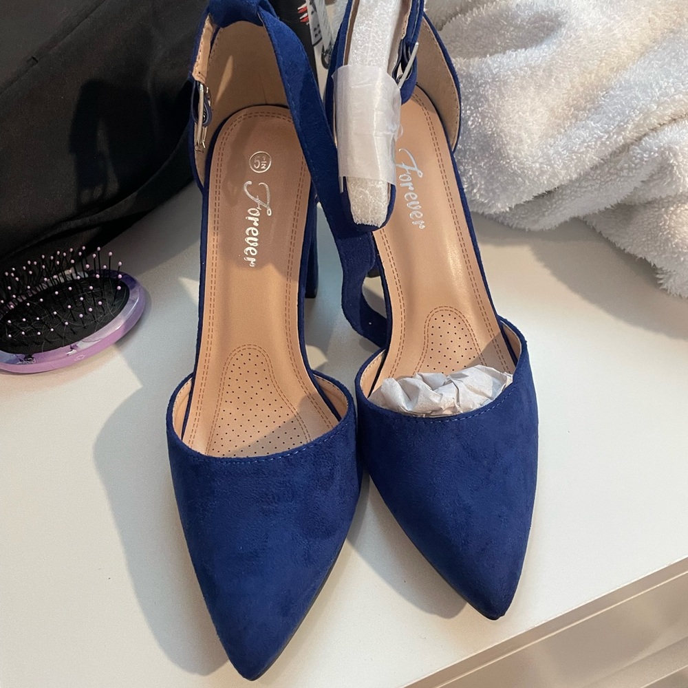 NWT navy blue heels
